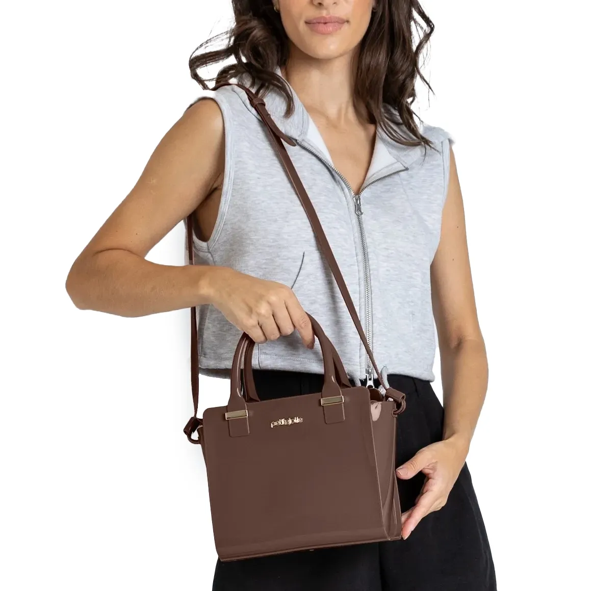 Bolsa feminina Petite Jolie Love II marrom em destaque frontal com alças e logo dourado